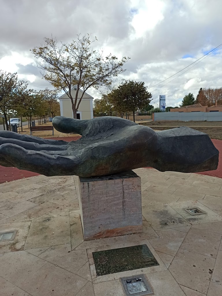 Monumento "La Mano Tendida"