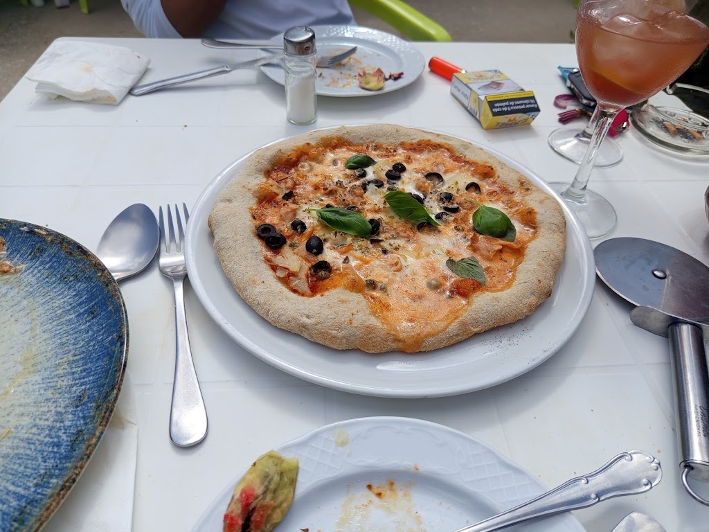Pizzeria 7 Fuentes — Comida y bebida