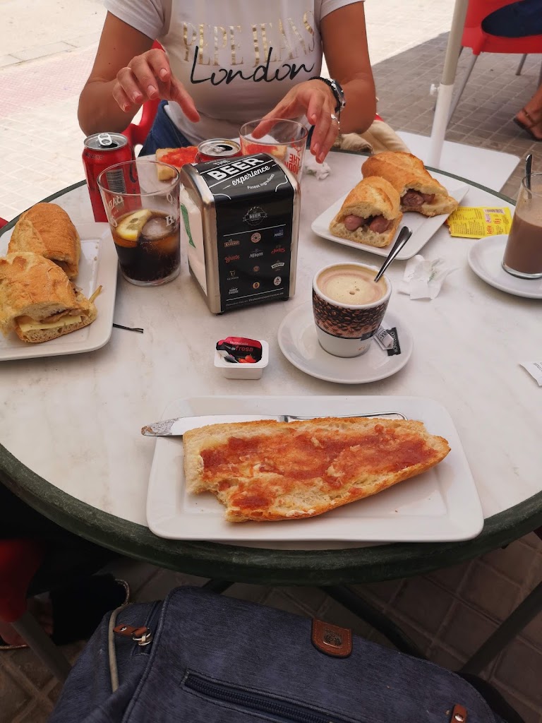 Cafeteria Dolca — Comida y bebida