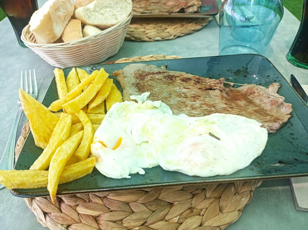 Bar Piscina Municipal — Comida y bebida