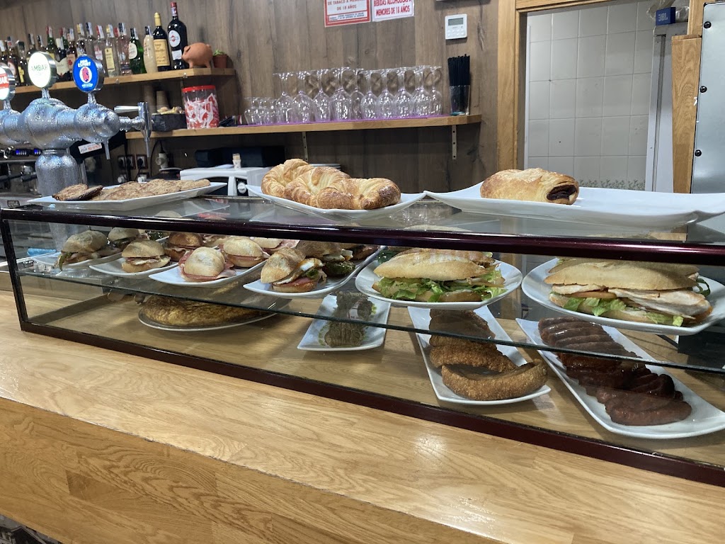 Cafe Bar Ruvy — Comida y bebida