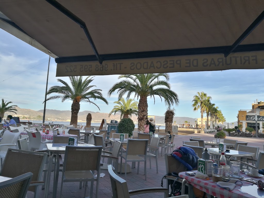 Golden Cafe — Ambiente