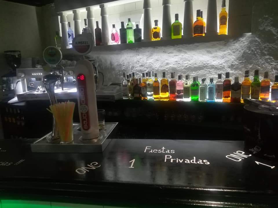 ONe Cafe & Bar — Ambiente