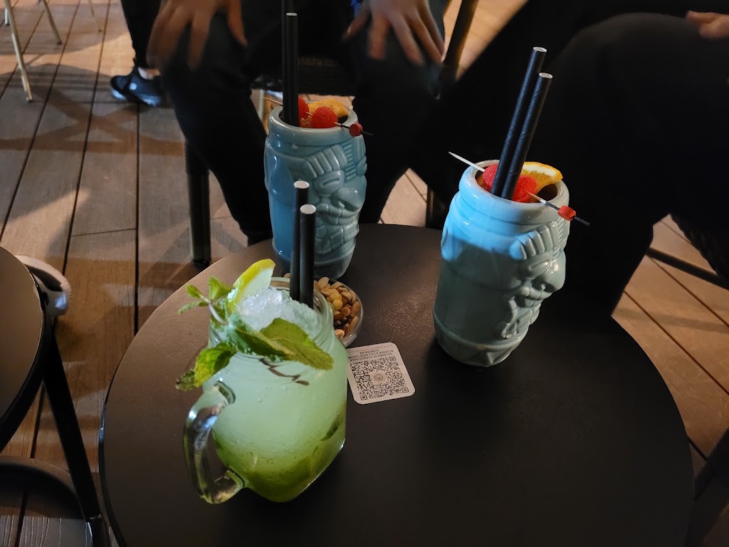 Anubis Cocteleria (Equinoccio Park) — Comida y bebida