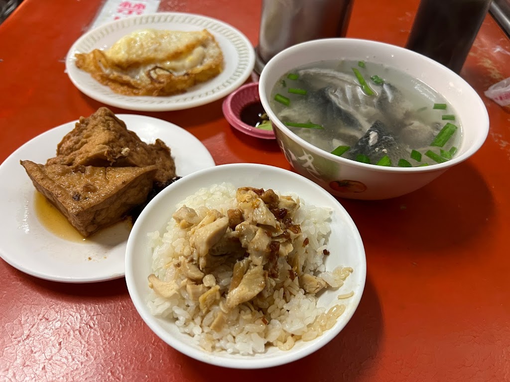 六合夜市-肉燥飯、魯肉飯、魚肚湯、龍膽石斑魚湯 的照片