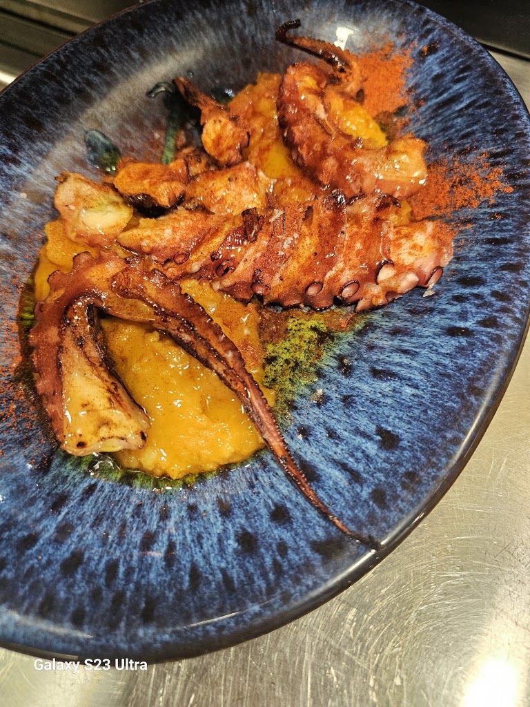 La Goleta Parrilla — Comida y bebida