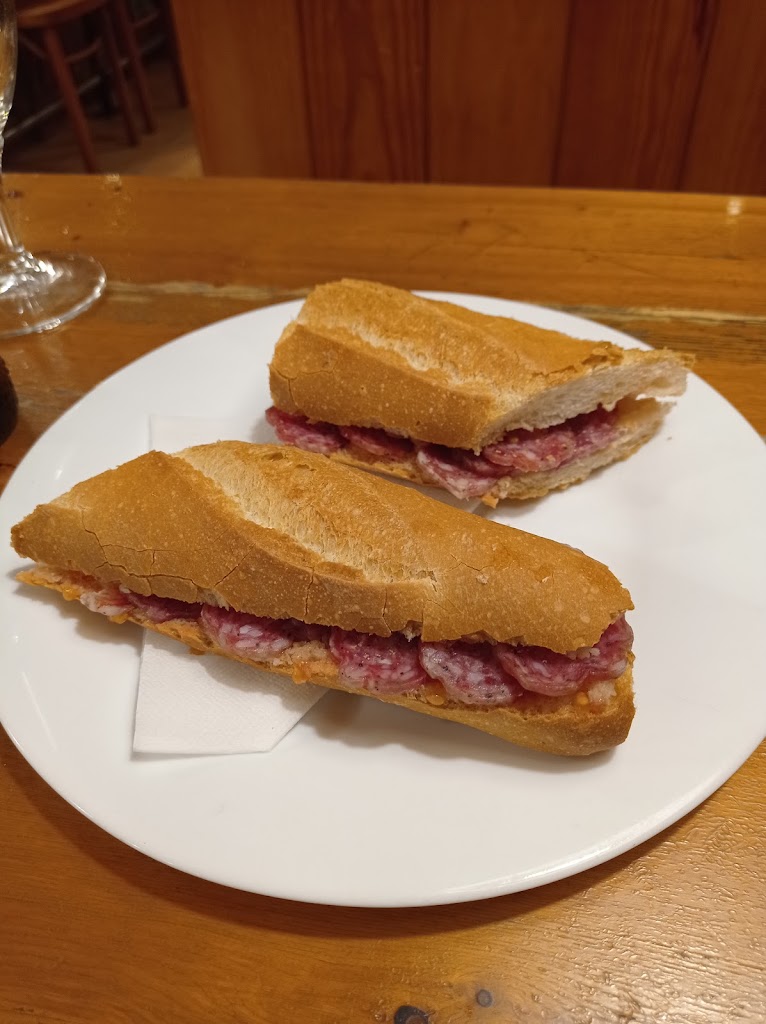 Cafeteria Can Carreras — Comida y bebida