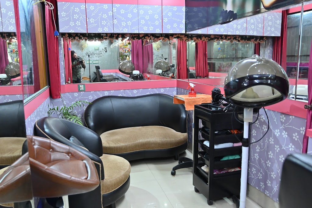 Rubis Ladies Beauty Parlor Skin Hair Mackup