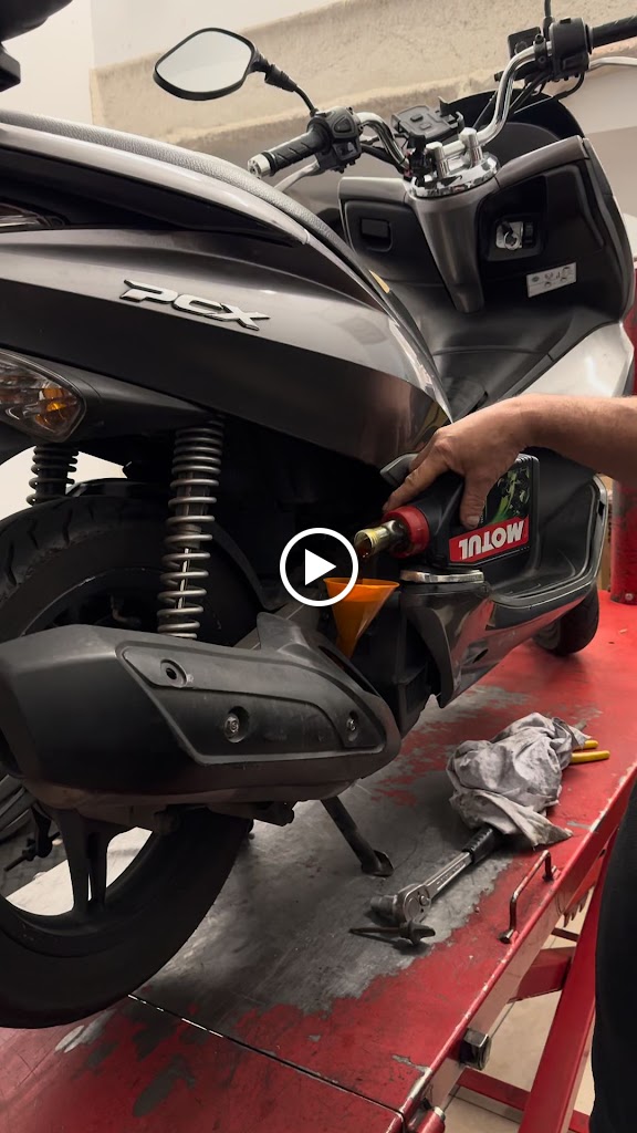 Slick Eixample - taller de reparacion de motos — Videos