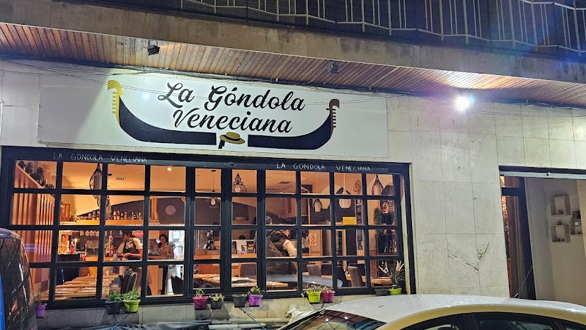 La Gondola Veneciana restaurante (Frente a la Piscina de verano)
