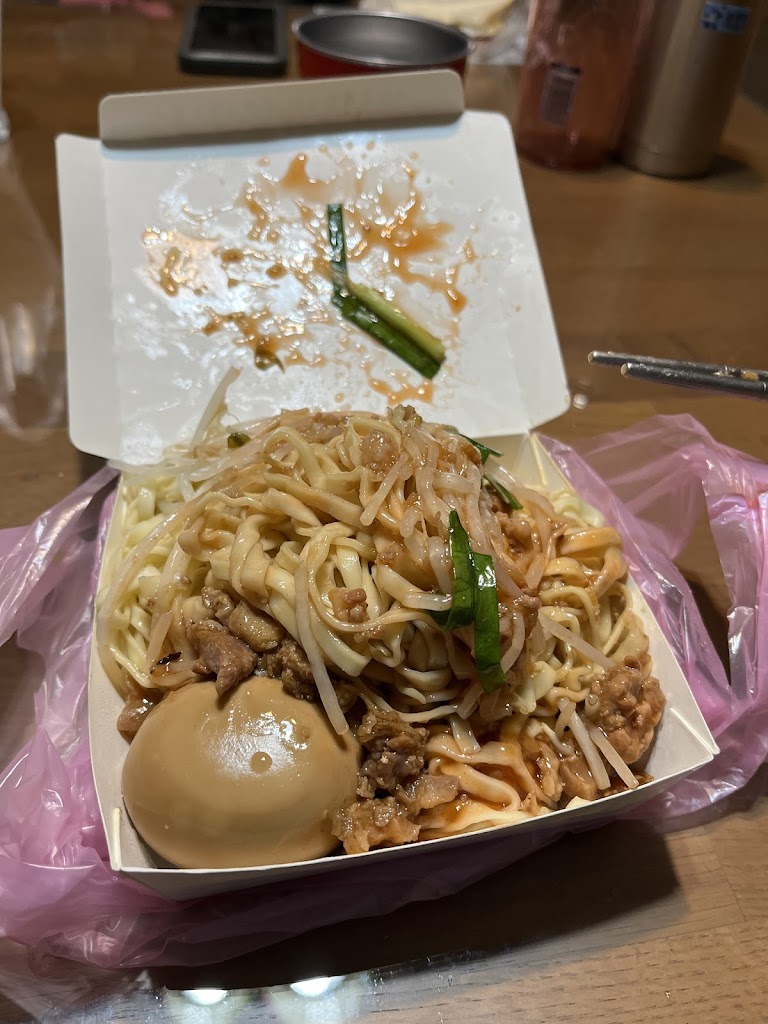 古早味拉仔麵，小菜，湯 的照片