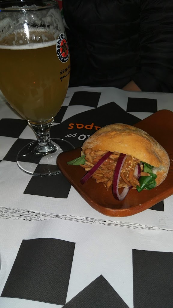Cafe Bar Ginebra — Comida y bebida