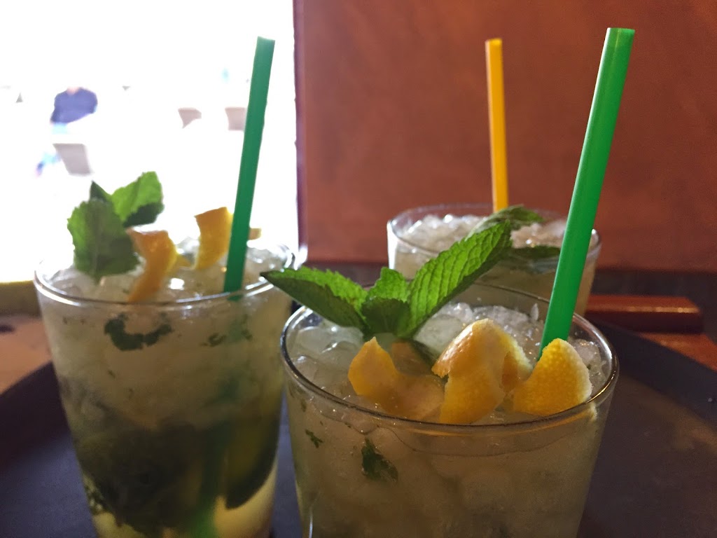 Gran Terraza Lolita Pluma — Comida y bebida