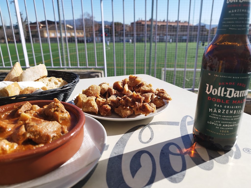 Bar-Restaurante Campo de Futbol Industrial — Comida y bebida