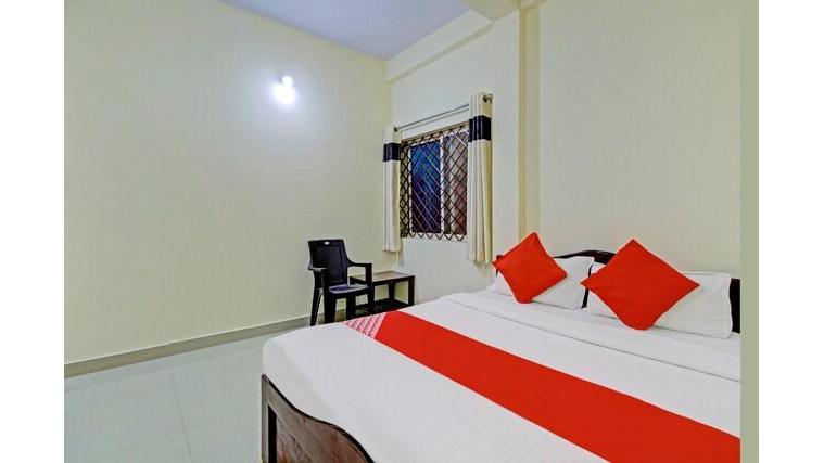 Oyo 74504 Hotel Dhanalakshmi