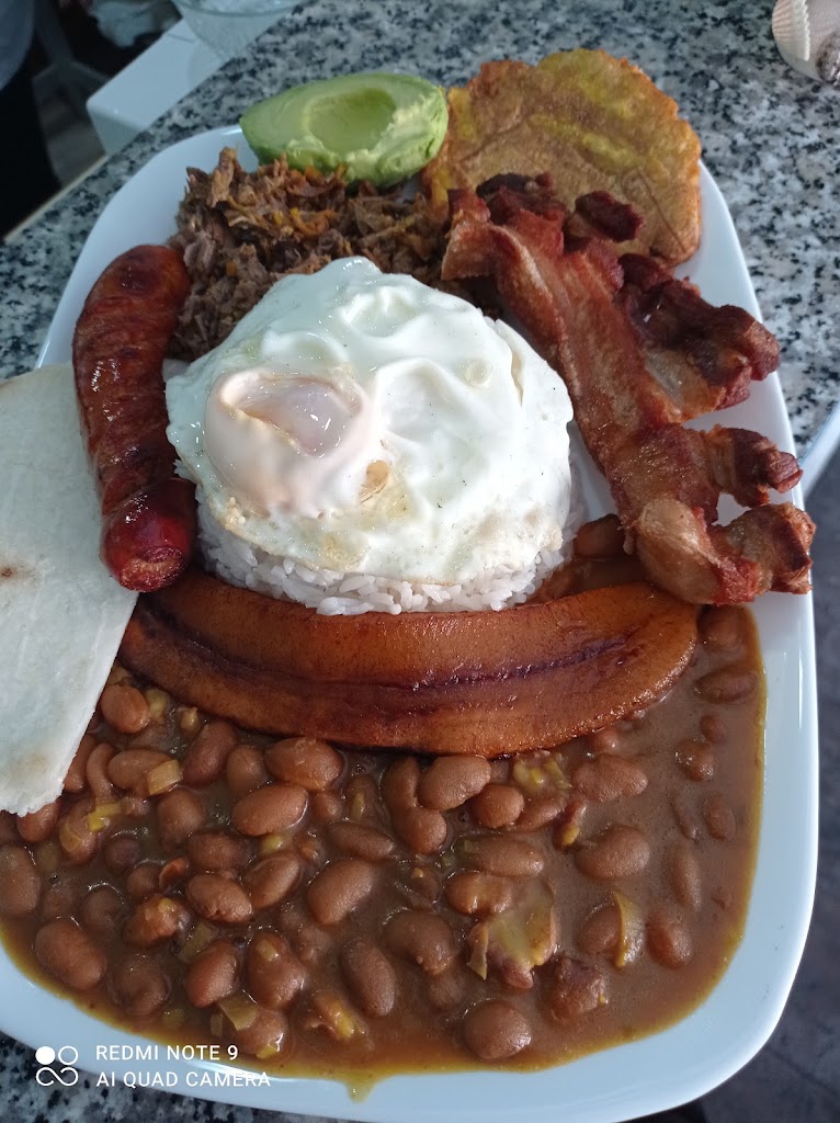 El Punto Del Sabor — Bandeja paisa