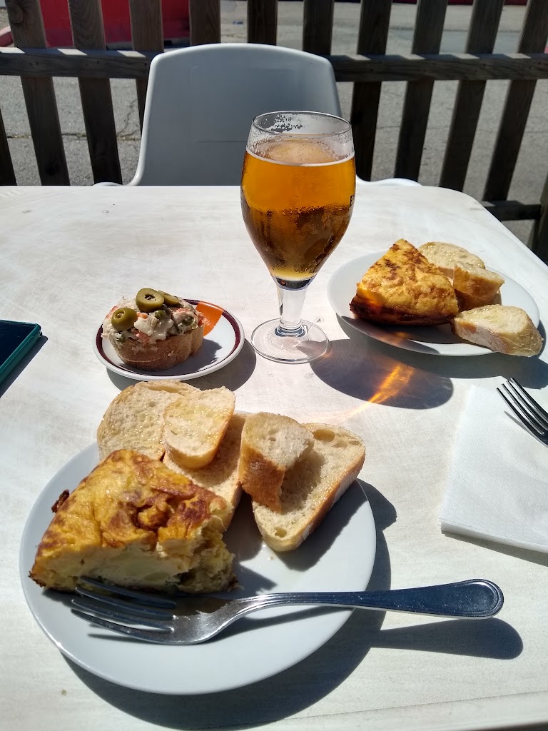 Cafeteria Almi — Comida y bebida