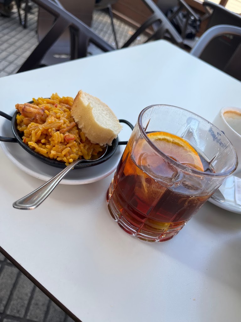 Cafeteria San Pedro — Comida y bebida