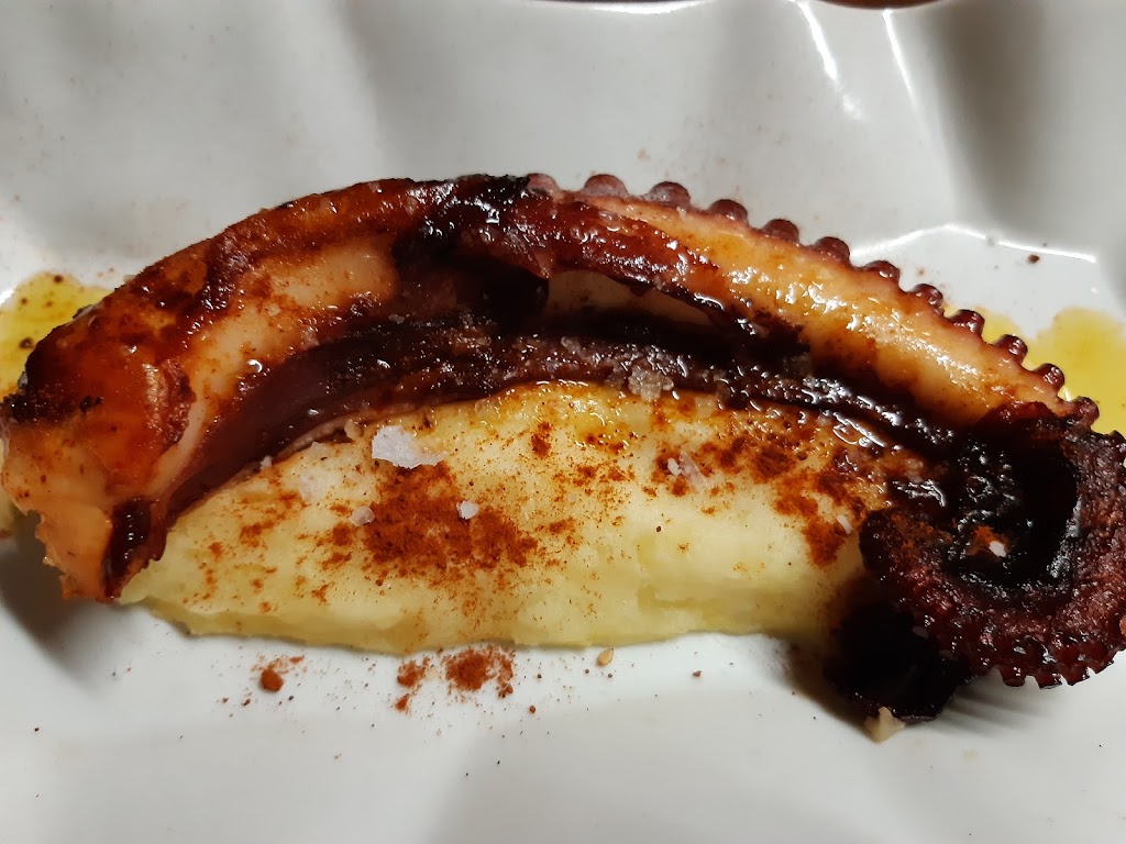 Jomi Restaurant — Comida y bebida