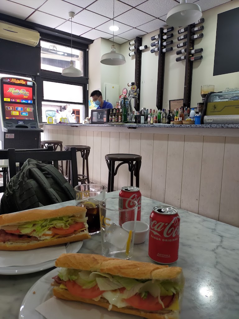 Marlon's Bar — Comida y bebida
