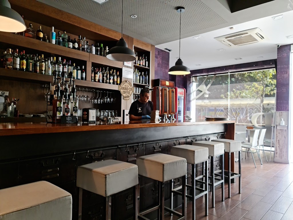 La Brujula Cafe — Ambiente