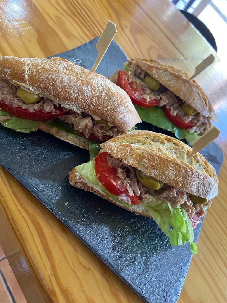 Bar Cafeteria Cristi — Comida y bebida