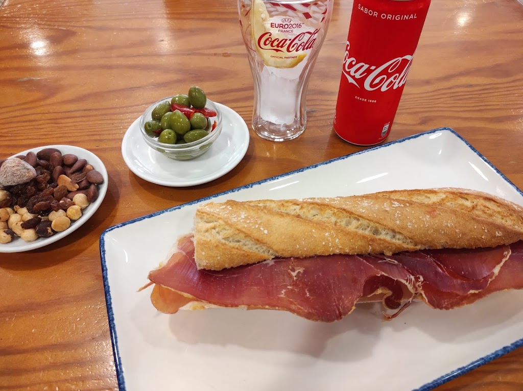 El Cafe de la Radio — Comida y bebida