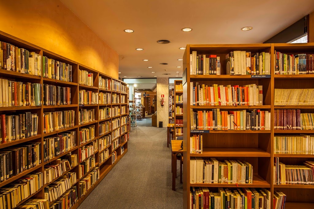 Biblioteca Maria Vayreda — Estante