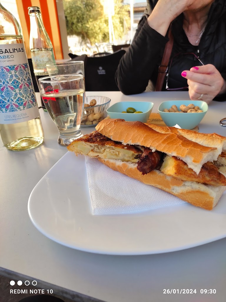 BAR RESTAURANTE AVENIDA 98. — Sandwich de pollo