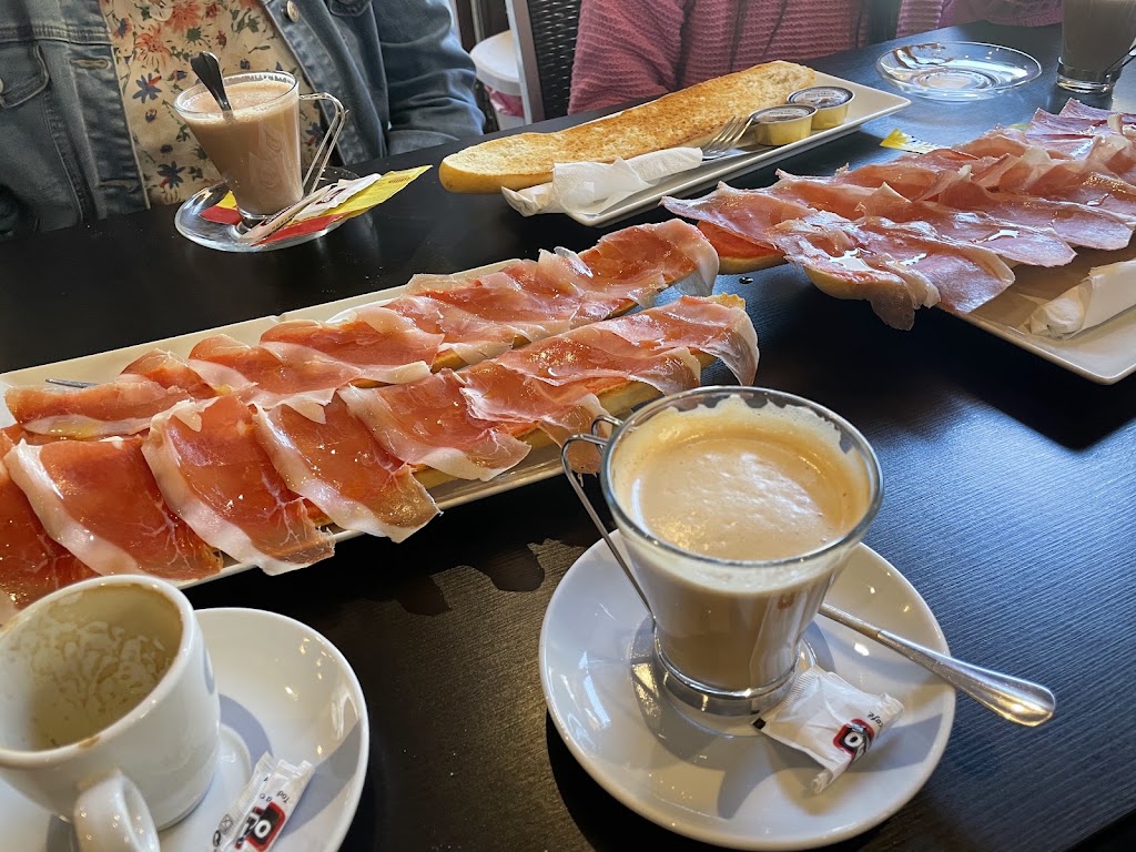 Feni Bar Y Cafeteria — Comida y bebida