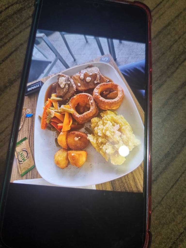 The Claddagh Bar — Comida y bebida