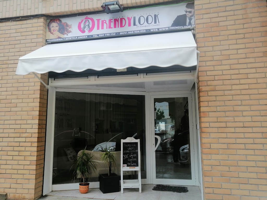 Peluqueria y estetica TrendyLook Manises — Exterior