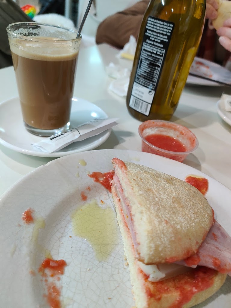 Dona Blanca Cafe-bar — Comida y bebida