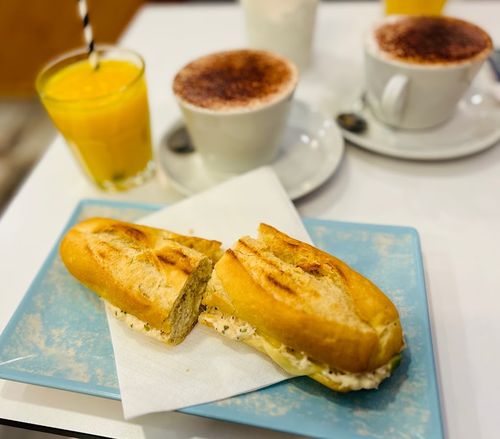 Reina Cafeteria — Comida y bebida