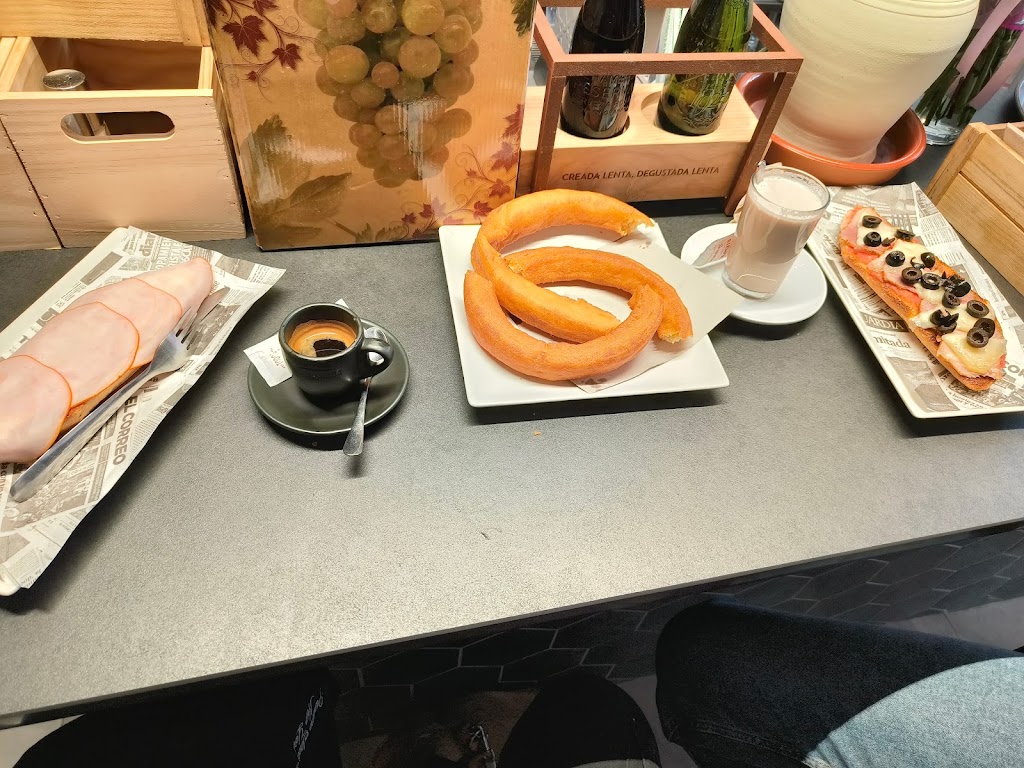 Entre Olivares Cafeteria — Comida y bebida