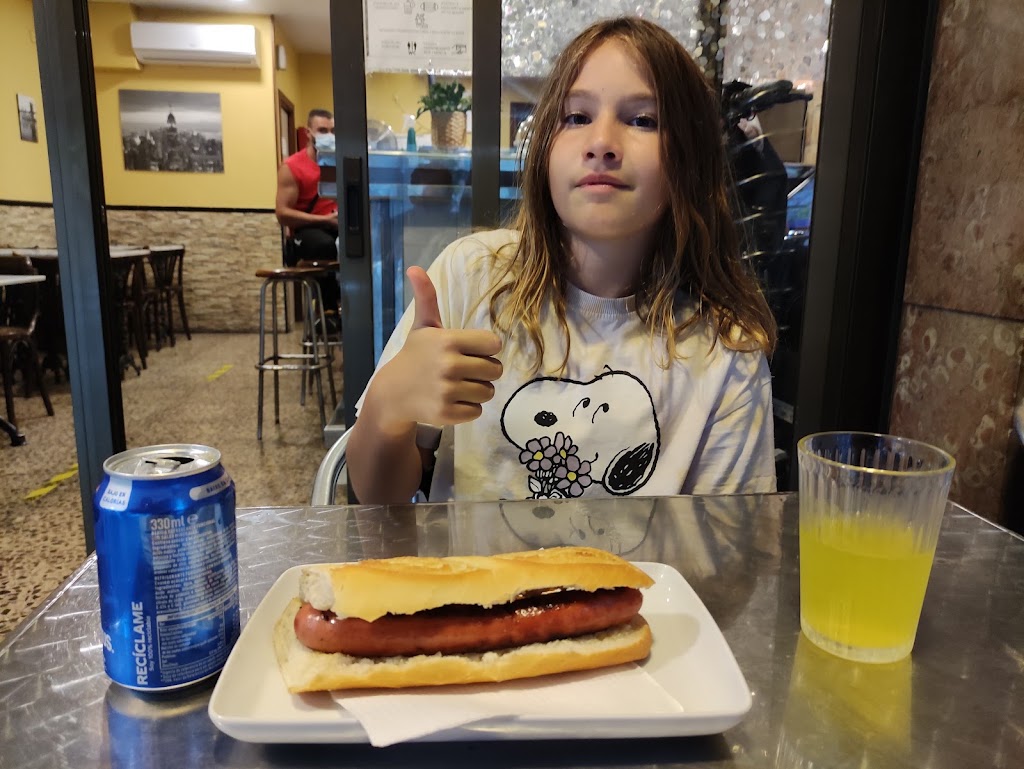 Bar Cafeteria Vicky — Comida y bebida