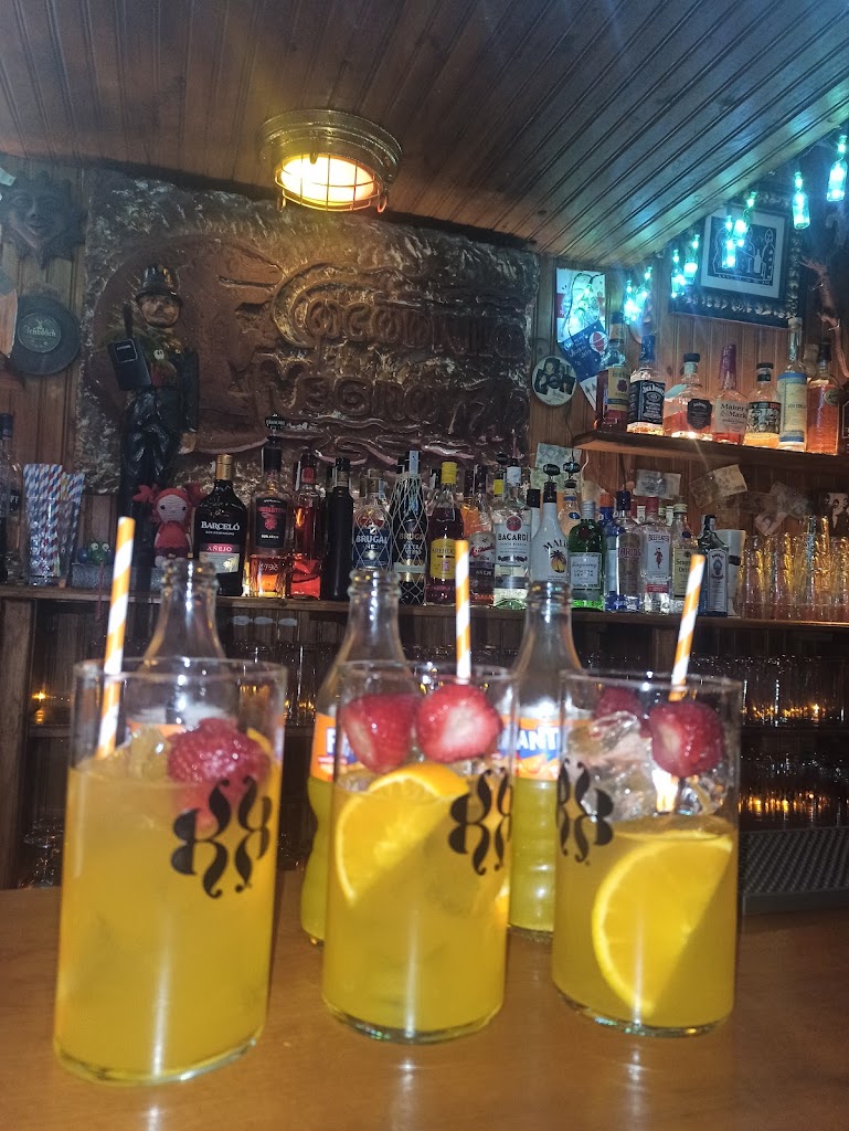 Cocodrilo Negro Bar — Comida y bebida
