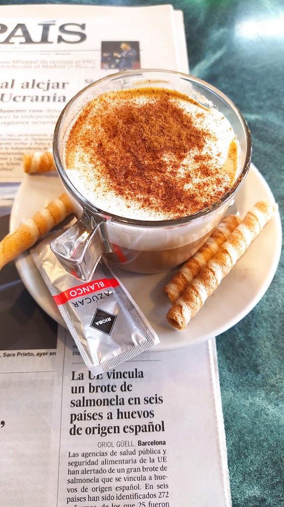 Cafe Bar Quinta Avenida — Comida y bebida