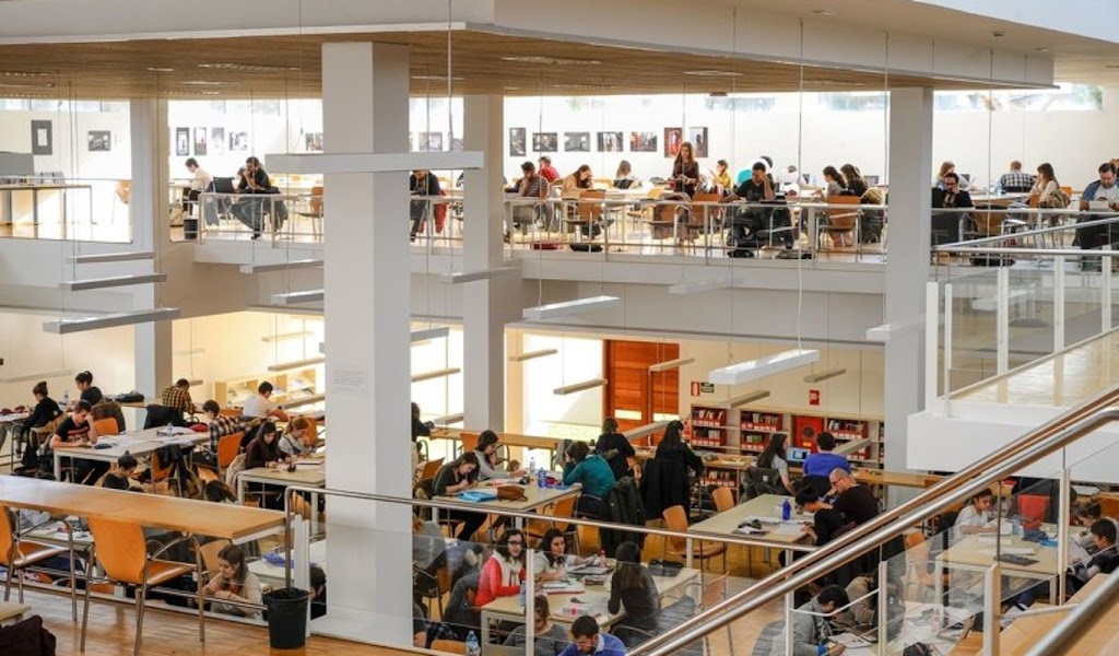 Biblioteca Universitaria Rosalia de Castro