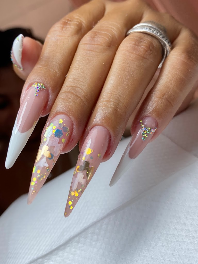 Vick Bertini Nail designer (manicure)