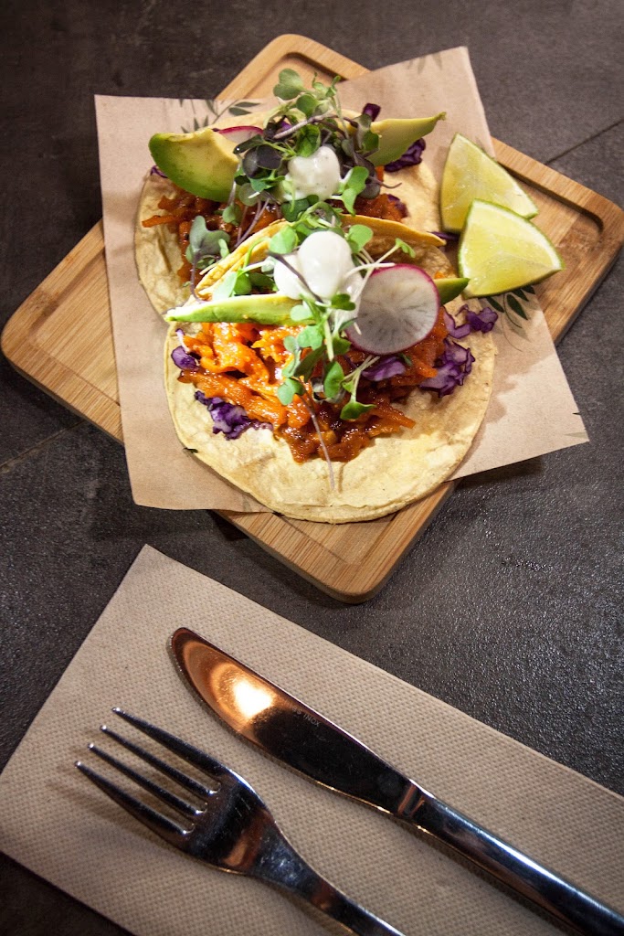 Gallo Santo Gracia — Comida y bebida