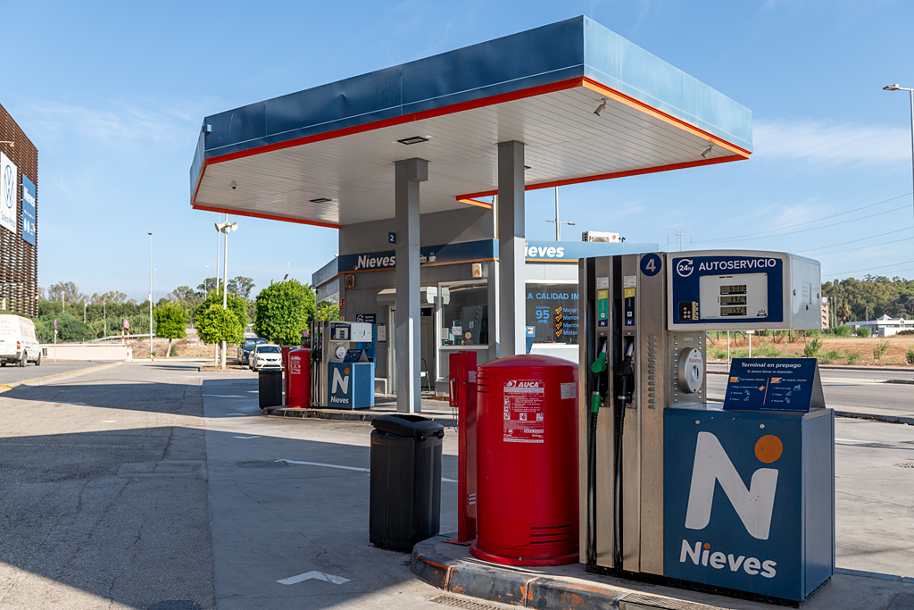 Gasolinera Nieves Los Barrios (C.C. Bahia Plaza) — Surtidor de combustible