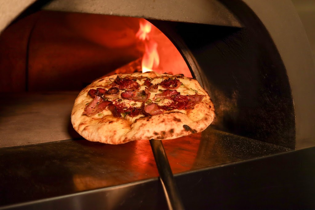 La Maestra Pizzeria — Comida y bebida