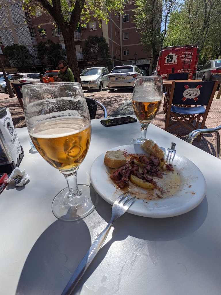Taberna Santa Rosa — Comida y bebida