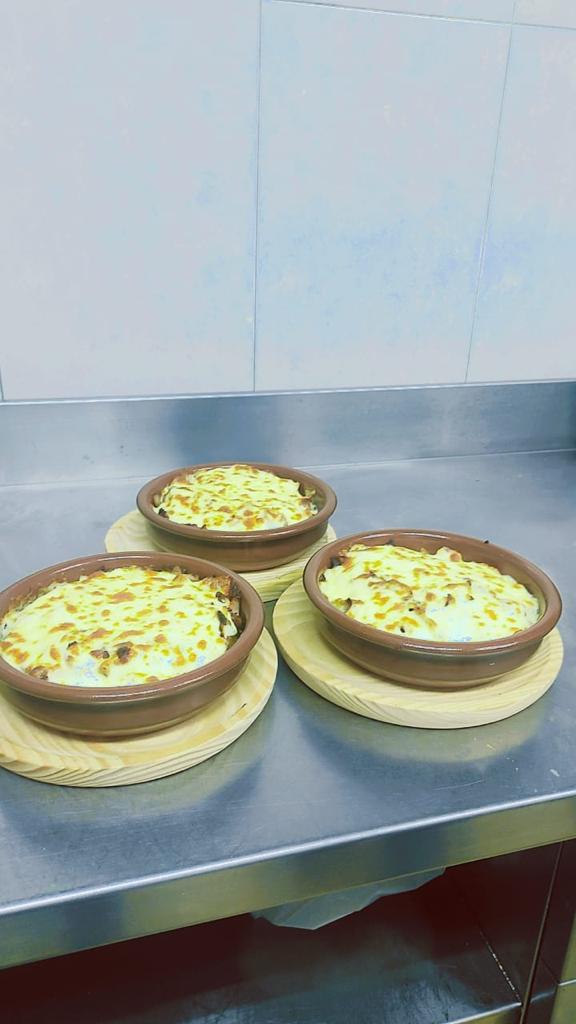 Eiffel doner I pizzeria — Comida y bebida