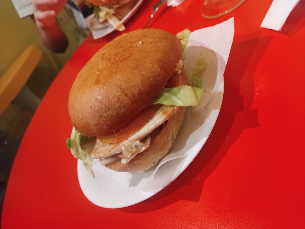 Bar 4 Esquinas — Comida y bebida