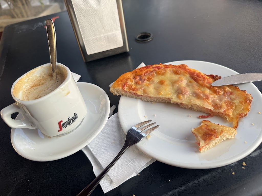 Comes Cafeteria — Comida y bebida