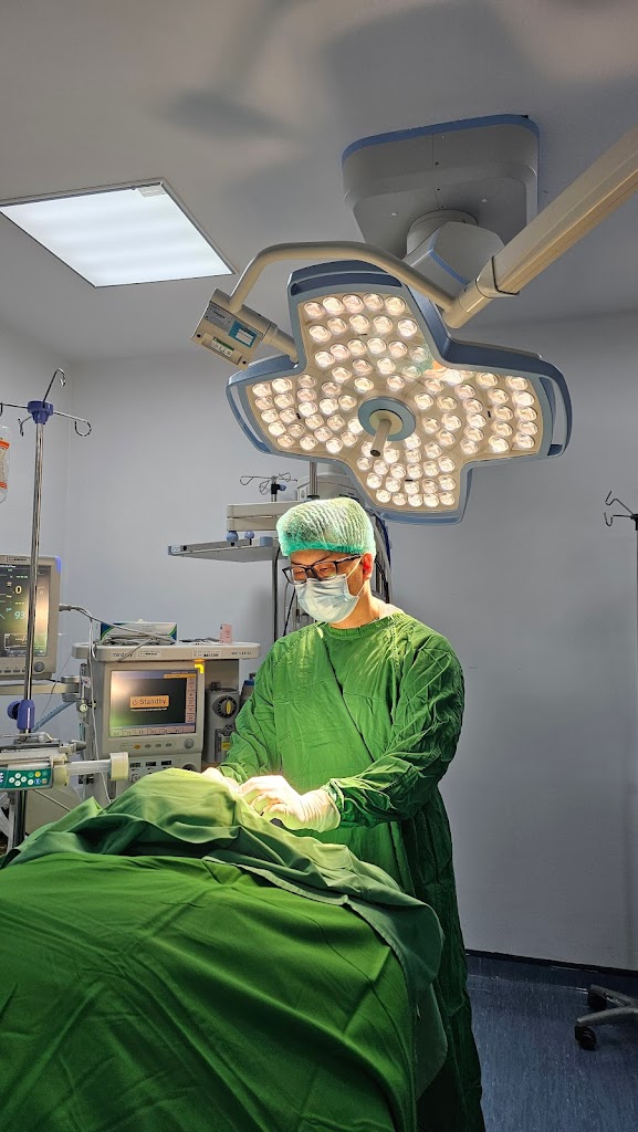 Dr. Dr Ade Chandra Md Sp B General Surgeon