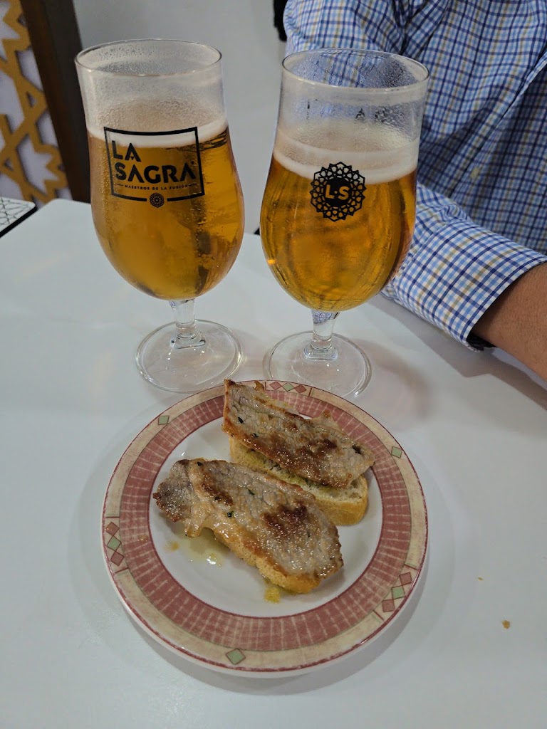 Ines Bar Cafeteria — Comida y bebida