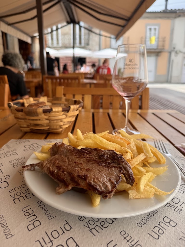 Restaurante O Tapas — Comida y bebida